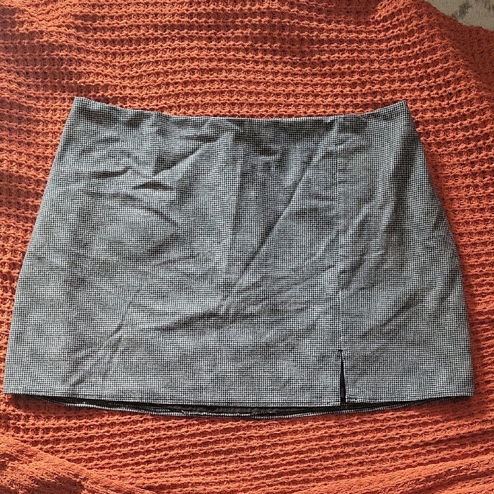 Chic Black and Grey Houndstooth  Skirt